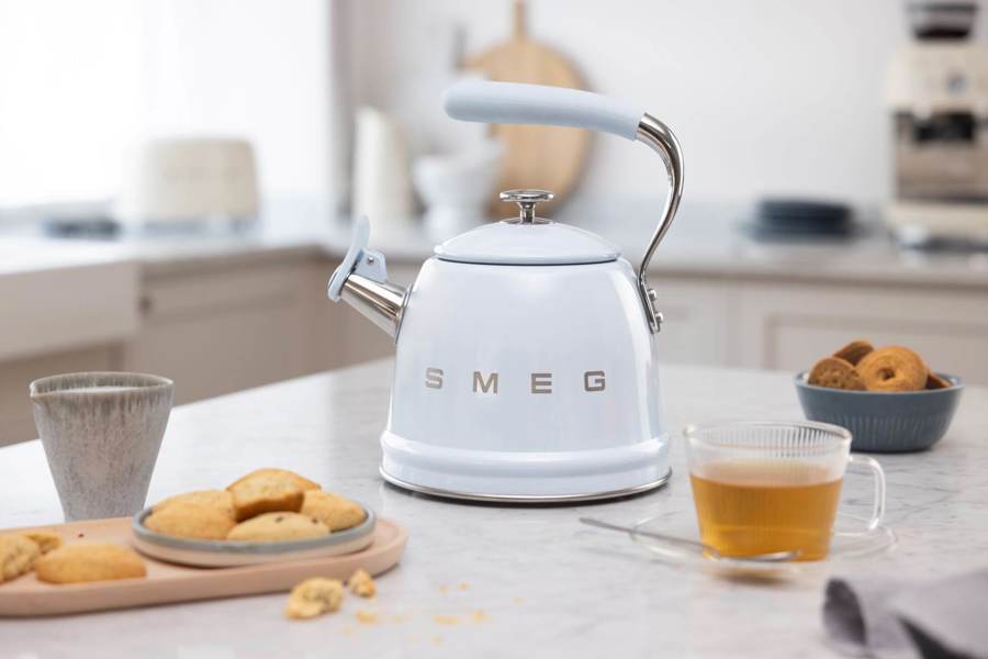 Smeg WKF01PB Retro Style Whistling Kettle - Pastel Blue